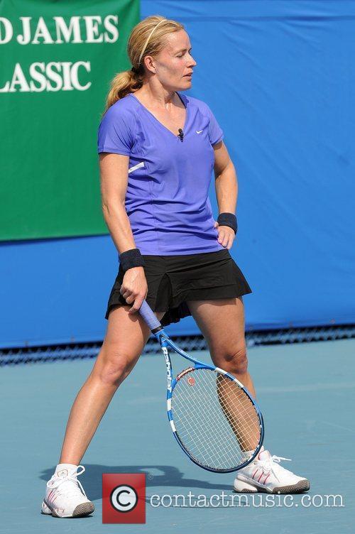 Elisabeth Shue - The Chris Evert/Raymond James Pro-Celebrity Tennis Classic  Pro-Am at the Delray Beach Tennis Center | 1 Picture | Contactmusic.com