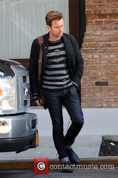 Ewan McGregor - Ewan McGregor leaving his Manhattan hotel with turn up jeans  and smoking a cigarette. | 1 Picture | Contactmusic.com